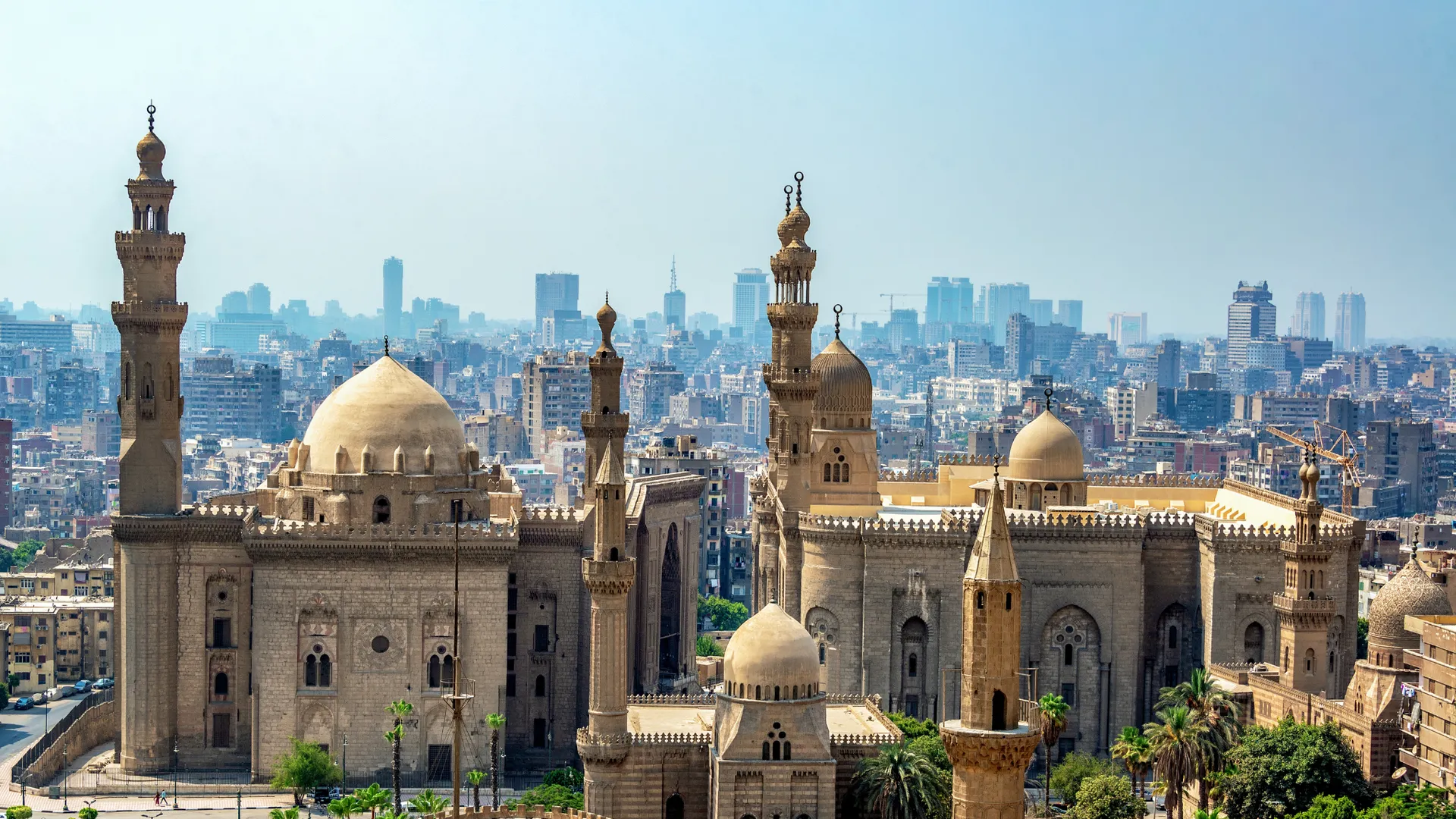Skyline von Kairo mit historischen Moscheen