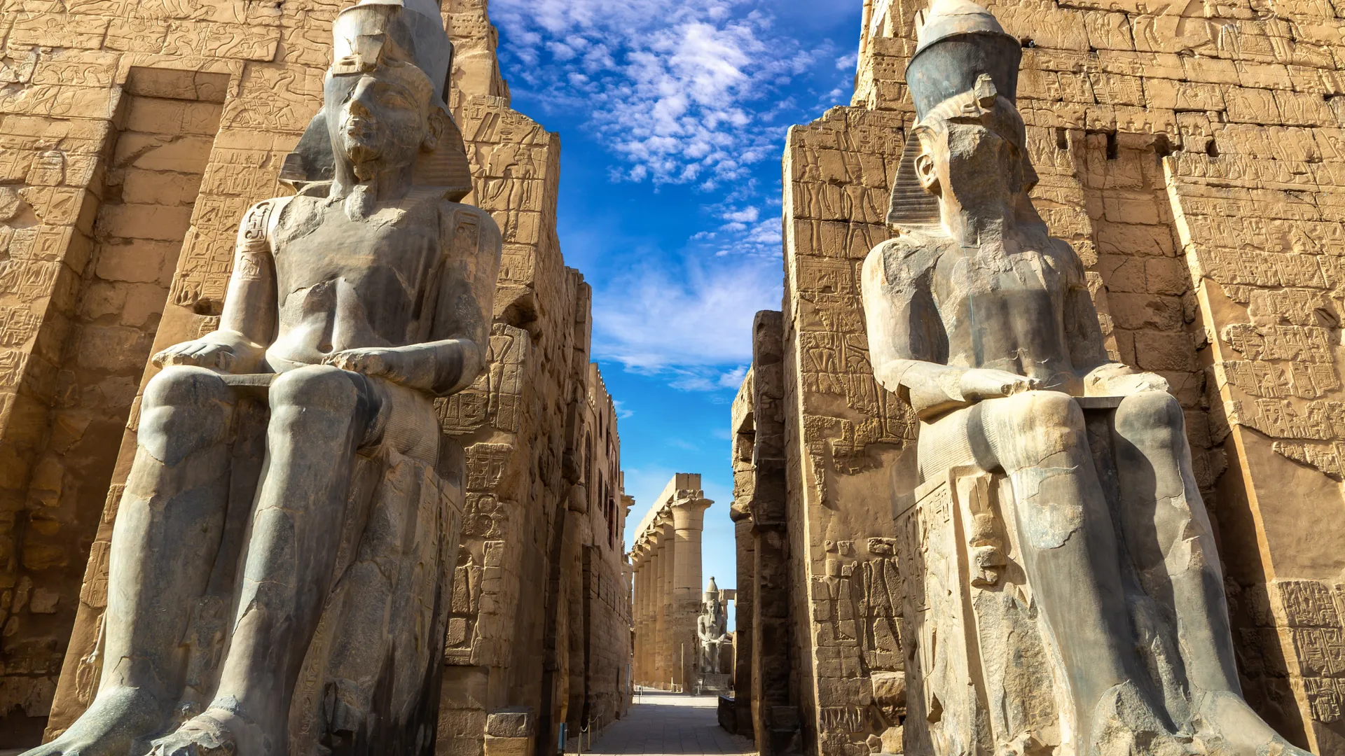 Monumentale Ramses-Statuen im Luxor-Tempel