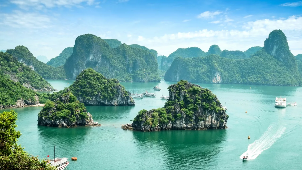 Halong Bay in Vietnam – Karstfelsen und Dschunken im smaragdgrünen Wasser