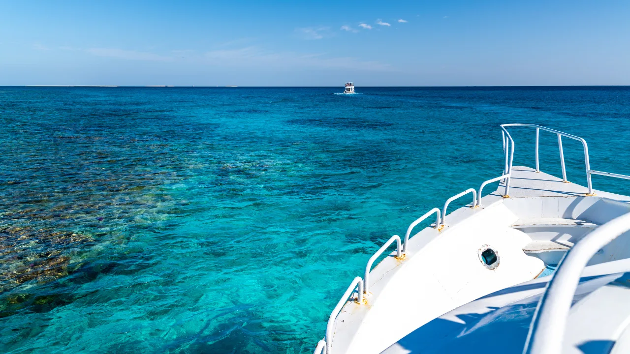 Ausflugsboot über türkisfarbenem Wasser vor Hurghada am Roten Meer