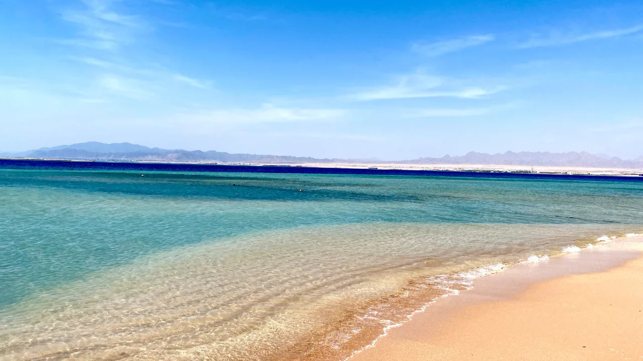 Flaches türkisfarbenes Wasser und Sandbank am Roten Meer in Ägypten