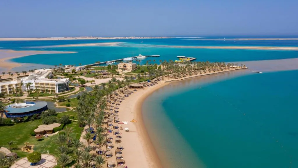 Soma Bay am Roten Meer aus der Luft – Halbinsel mit Sandbank und geschützter Bucht