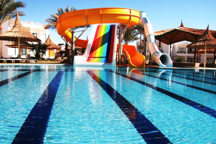 Aqua-Park mit Wasserrutschen in einem All-Inclusive-Resort in Ägypten