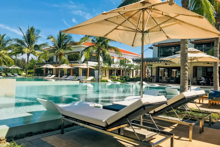 All-Inclusive-Resort mit Pool und Liegen in Griechenland