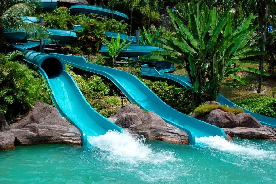 Bunte Wasserrutschen im Pool eines familienfreundlichen All-Inclusive-Resorts