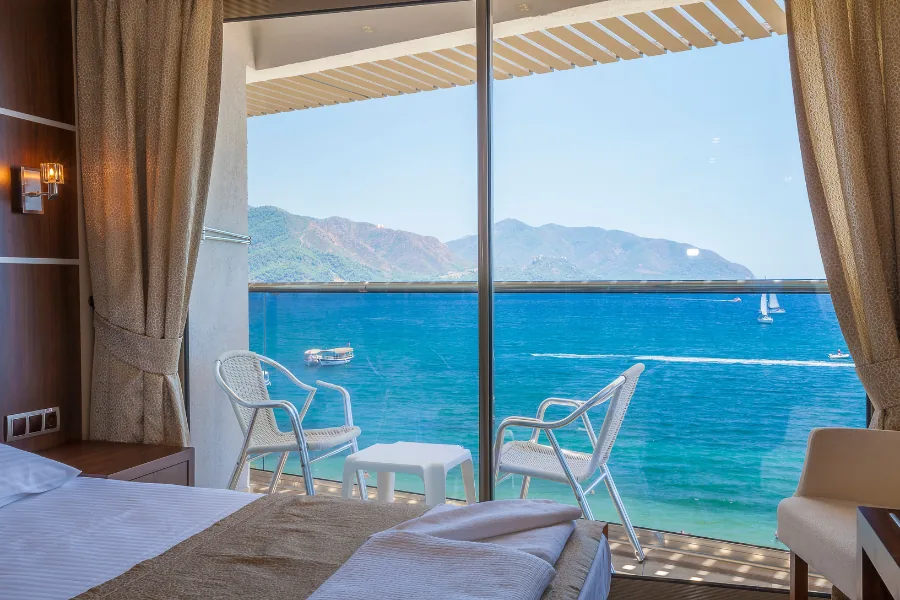 Hotelzimmer mit Balkon und Blick auf das türkise Mittelmeer