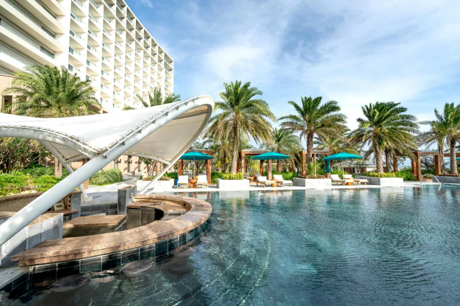 All-Inclusive-Resort mit Poollandschaft und Palmen auf den Kanaren, Spanien