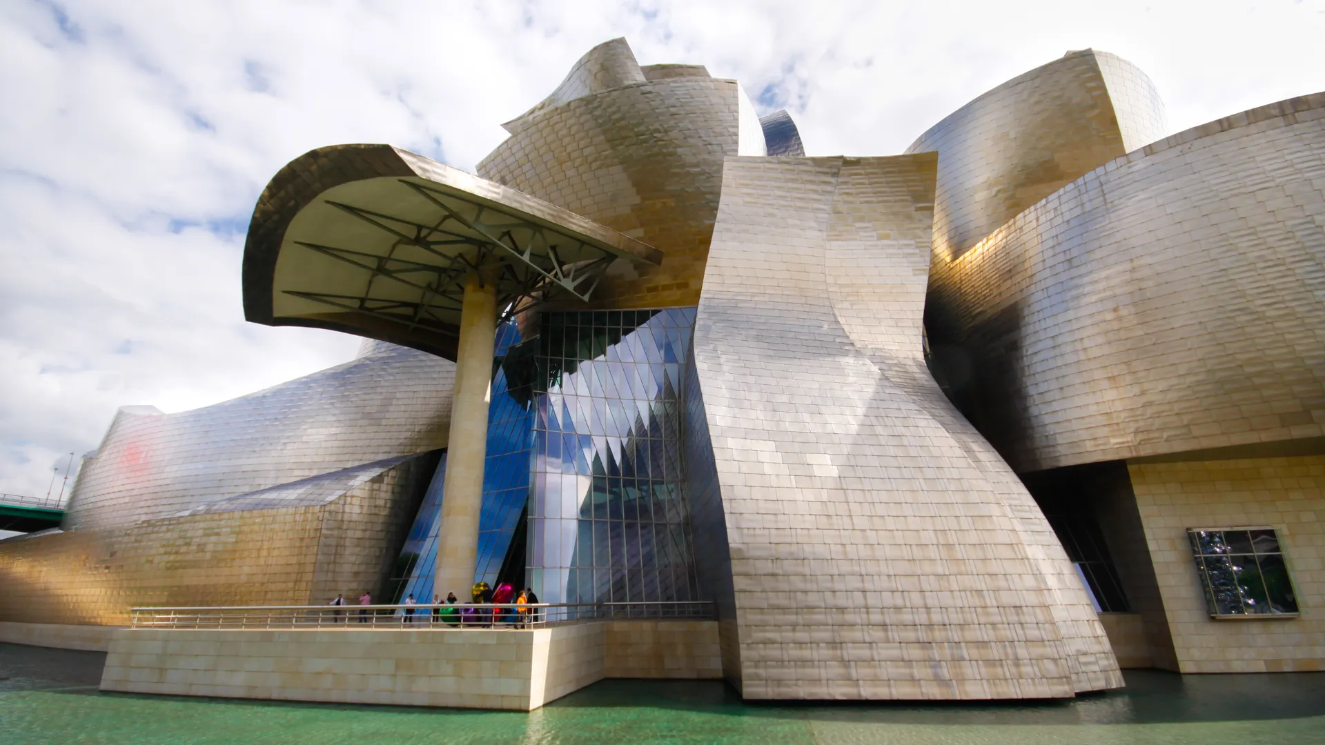 Die futuristische Architektur des Guggenheim Museums in Bilbao