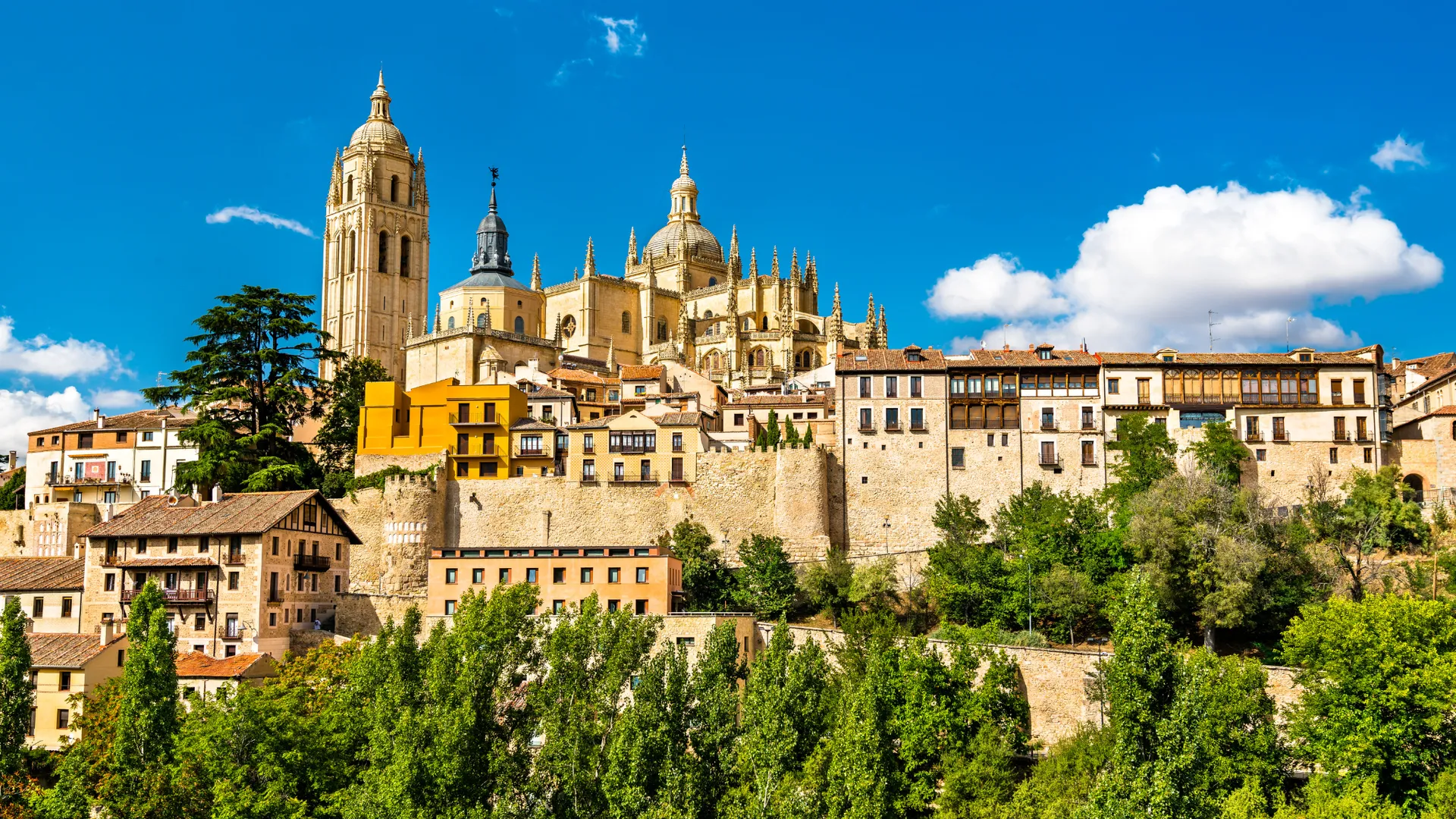 Panorama der Altstadt von Segovia mit der imposanten Kathedrale