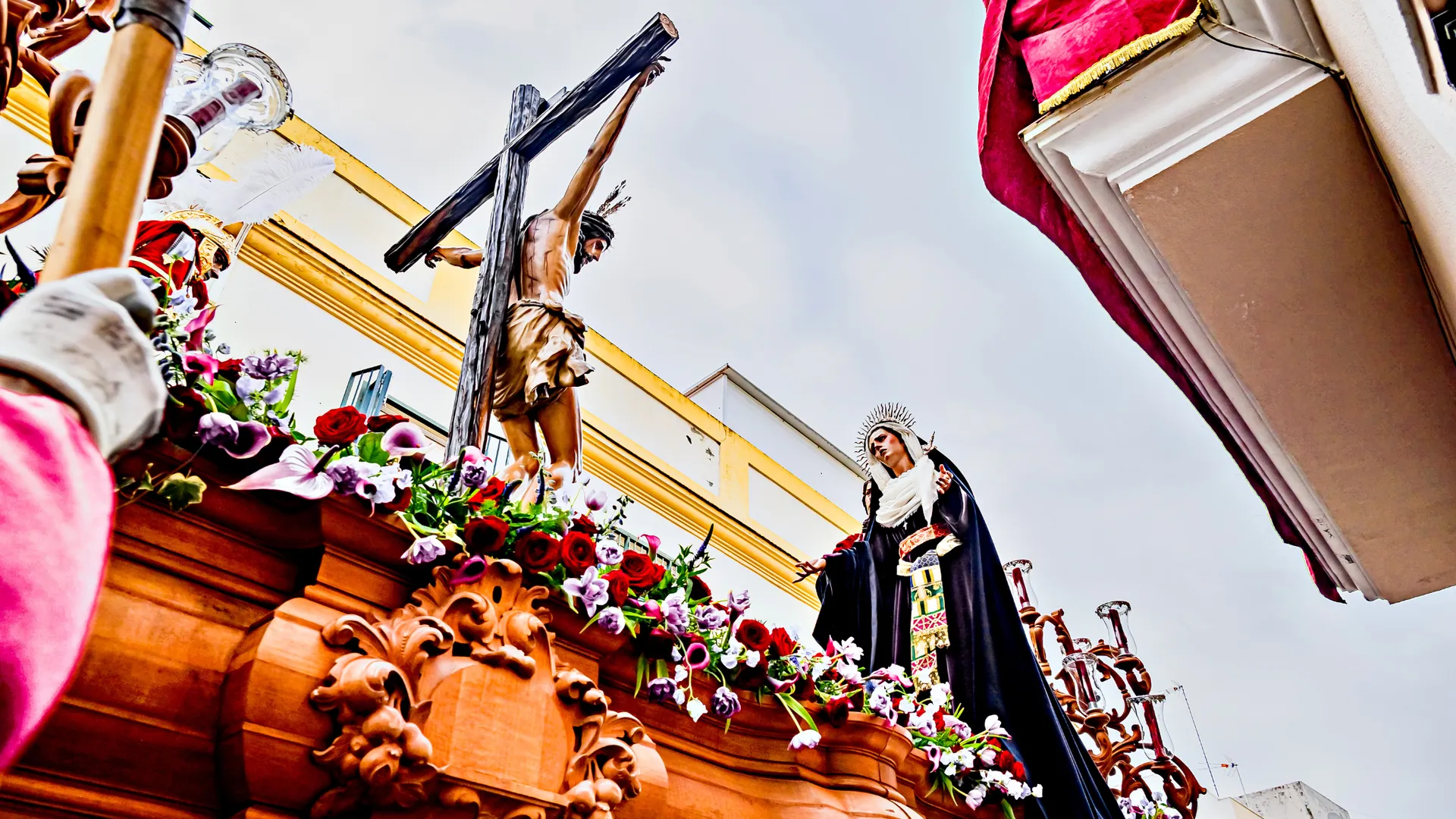 Traditionelle Prozession während der Semana Santa in Spanien