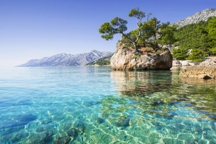 Türkise Bucht mit Felsen und glasklarem Wasser in Dalmatien, Kroatien