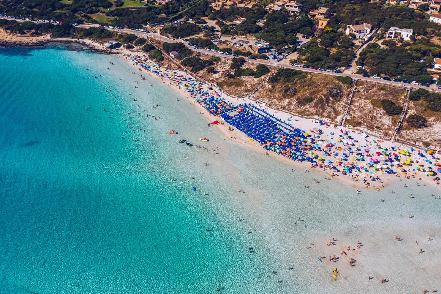 Luftaufnahme des La-Pelosa-Strands bei Stintino auf Sardinien, Italien