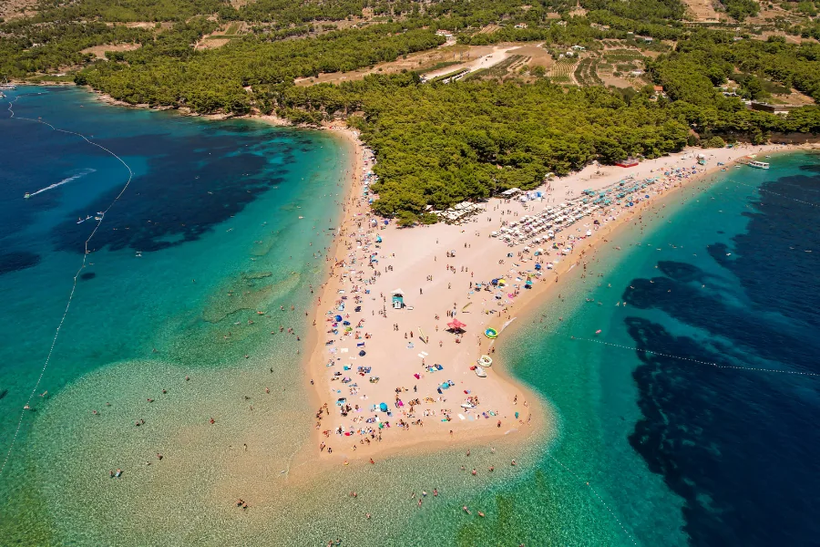 Luftaufnahme des Goldenen Horns (Zlatni Rat) auf der Insel Brač, Kroatien
