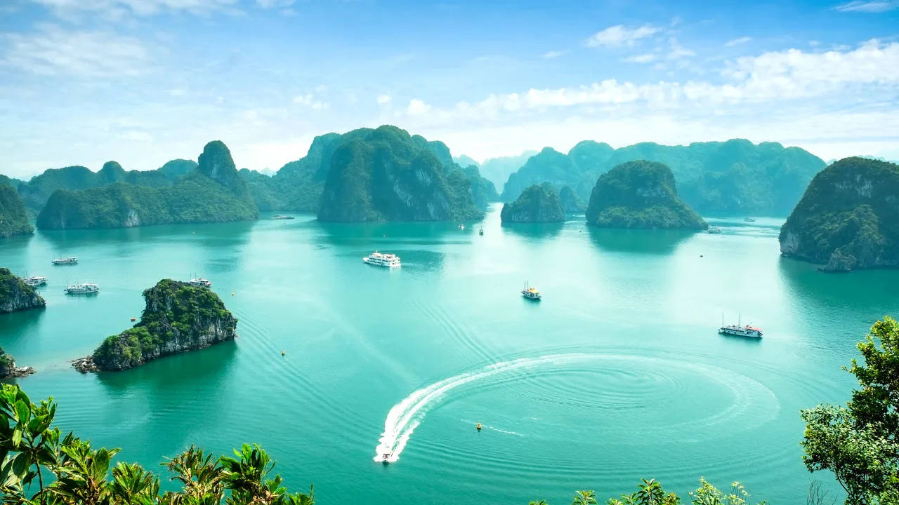 Blick von einem Aussichtspunkt über die Karstinseln der Halong Bay in Vietnam