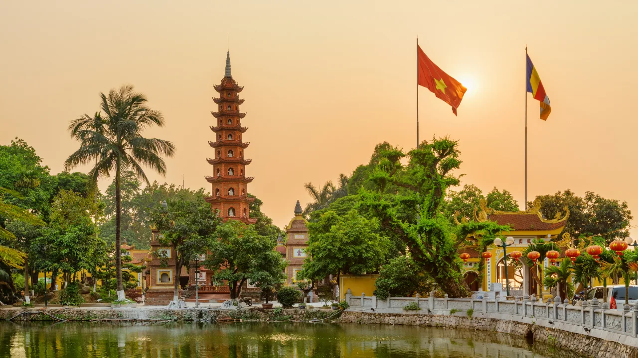 Tran-Quoc-Pagode am Westsee in Hanoi bei Sonnenuntergang