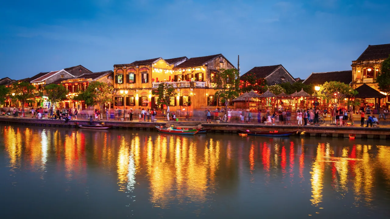 Altstadt von Hoi An bei Nacht mit Lampions, gespiegelt im Thu-Bon-Fluss