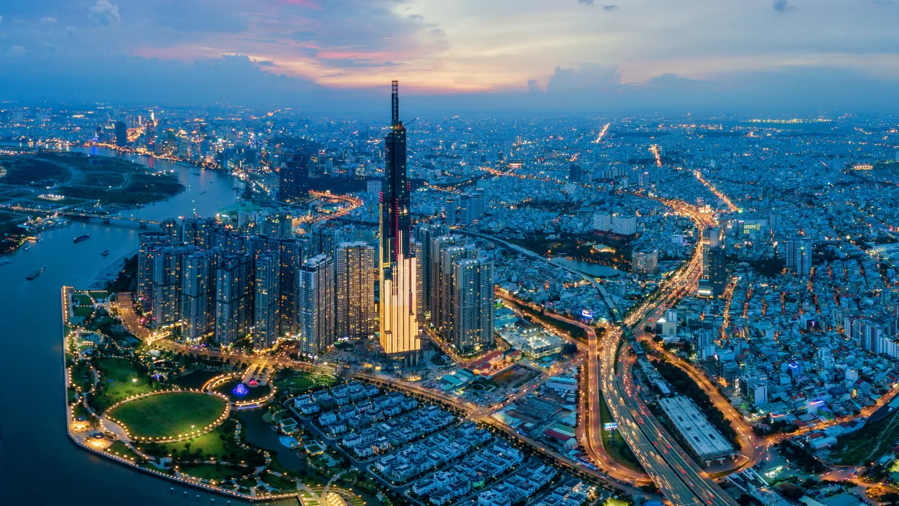 Skyline von Ho-Chi-Minh-Stadt bei Nacht aus der Luft mit dem Landmark 81