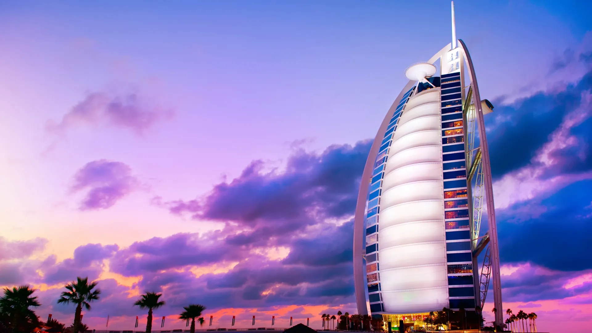 Das ikonische segelförmige Burj Al Arab Hotel bei Sonnenuntergang