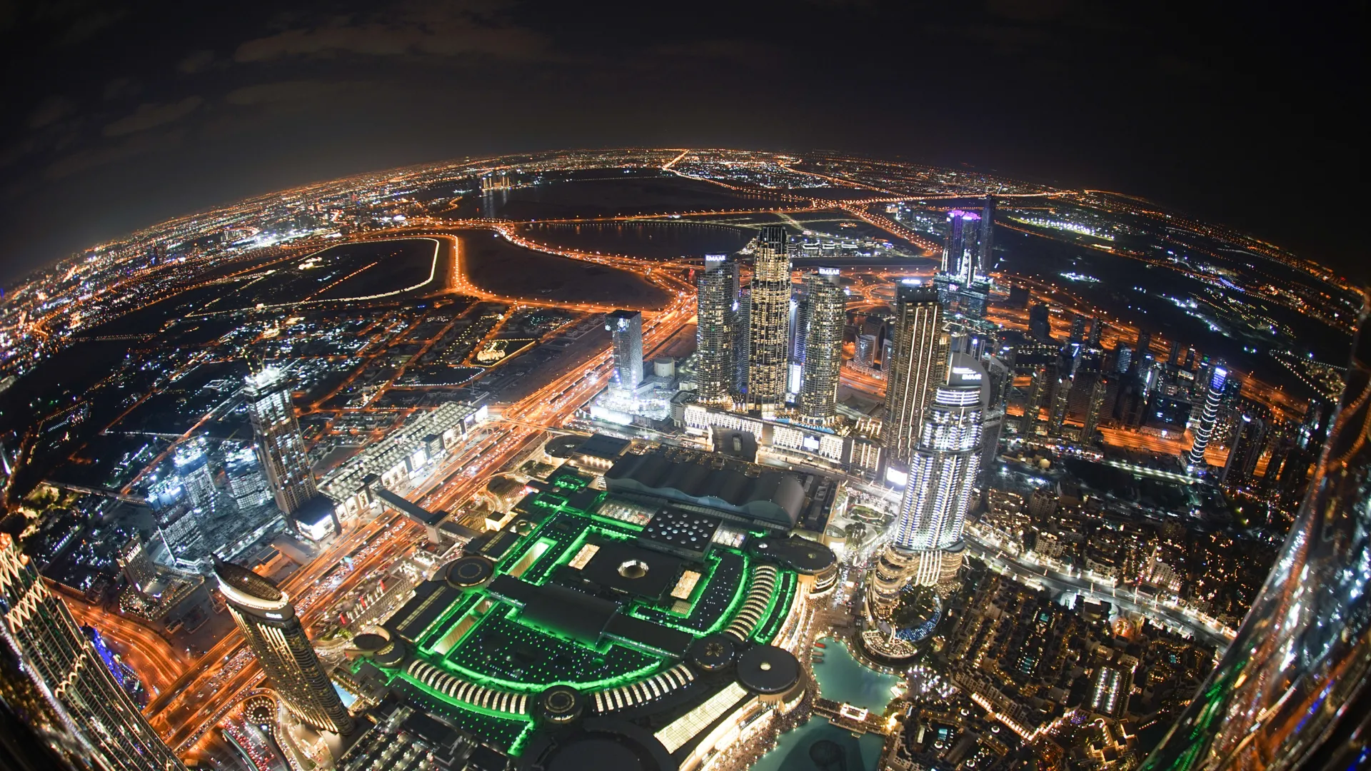 Nächtlicher Blick von der Aussichtsplattform des Burj Khalifa auf Downtown Dubai
