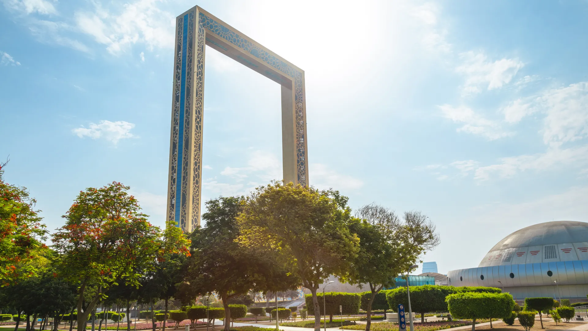 Der goldene Dubai Frame im Zabeel Park als ikonisches Wahrzeichen der Stadt