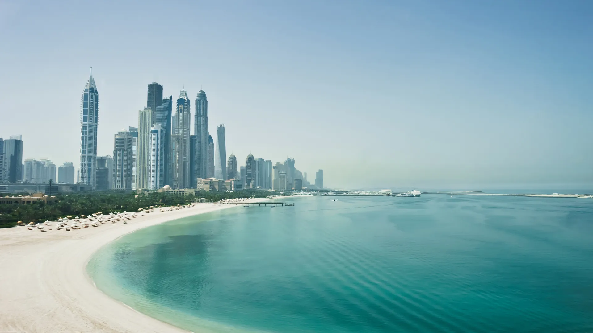 Dubai Marina Wolkenkratzer und der belebte JBR Strand am Persischen Golf