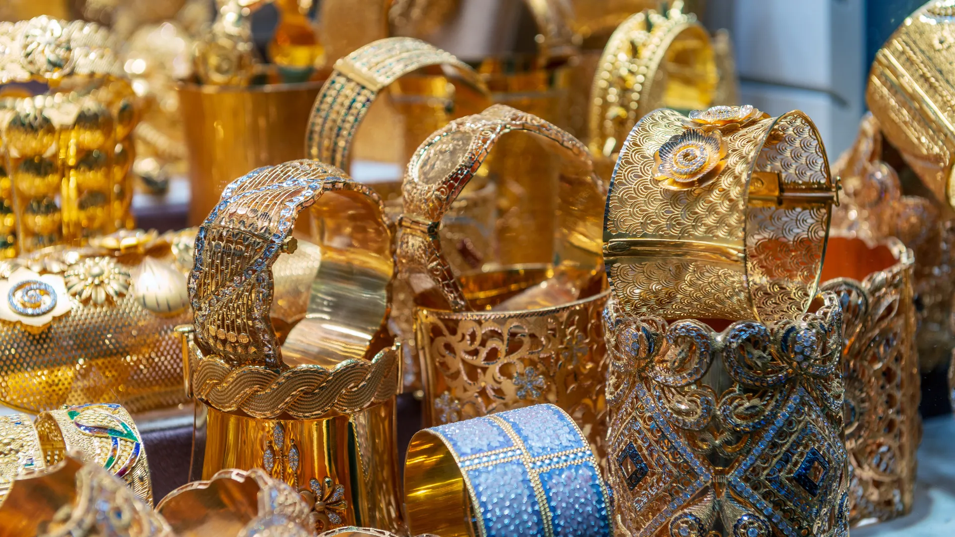 Glitzernde Goldketten und Schmuck in den Auslagen des berühmten Gold Souk in Dubai