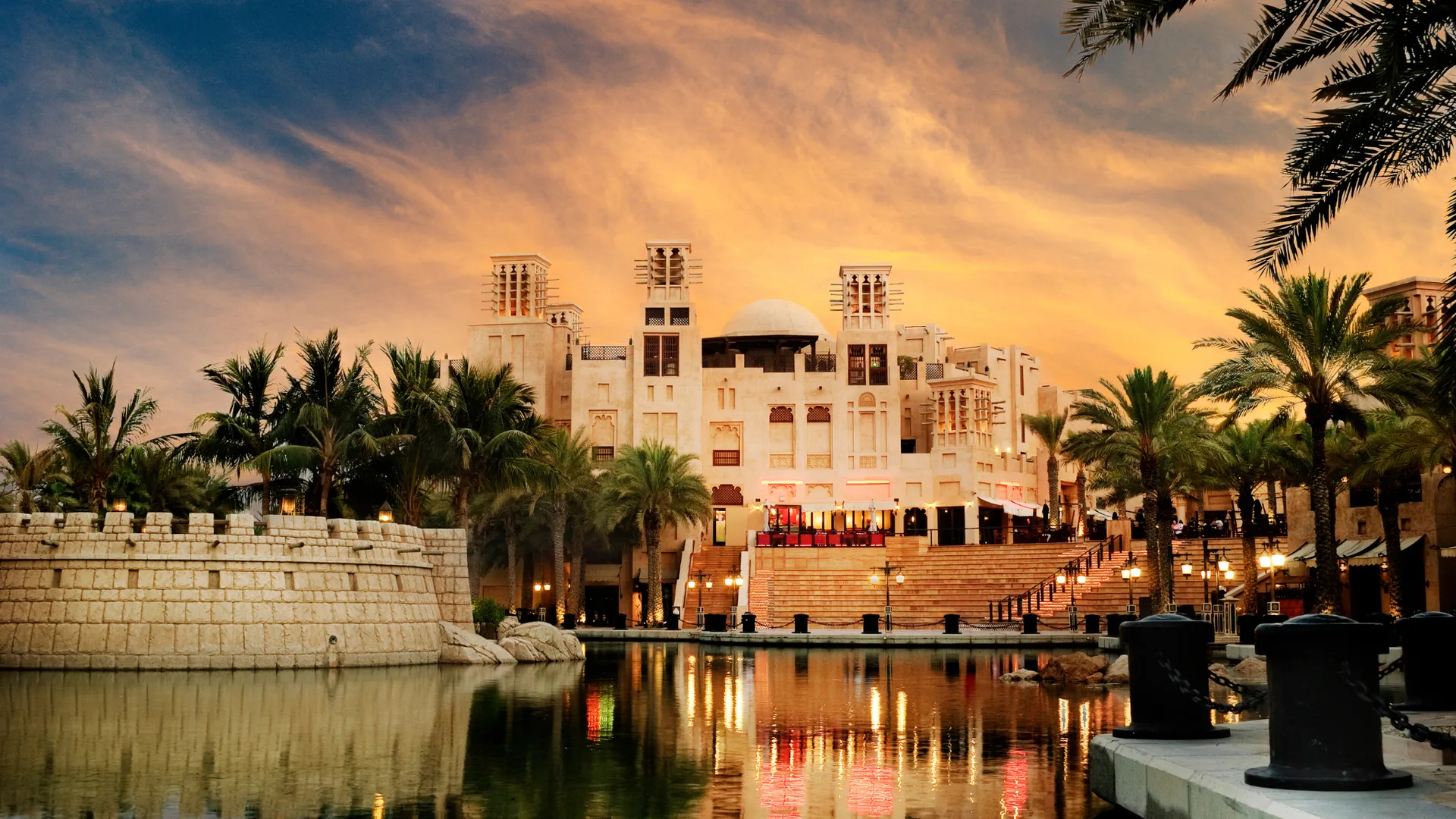 Romantischer Kanal im Madinat Jumeirah Souk mit Blick auf das Burj Al Arab bei Sonnenuntergang