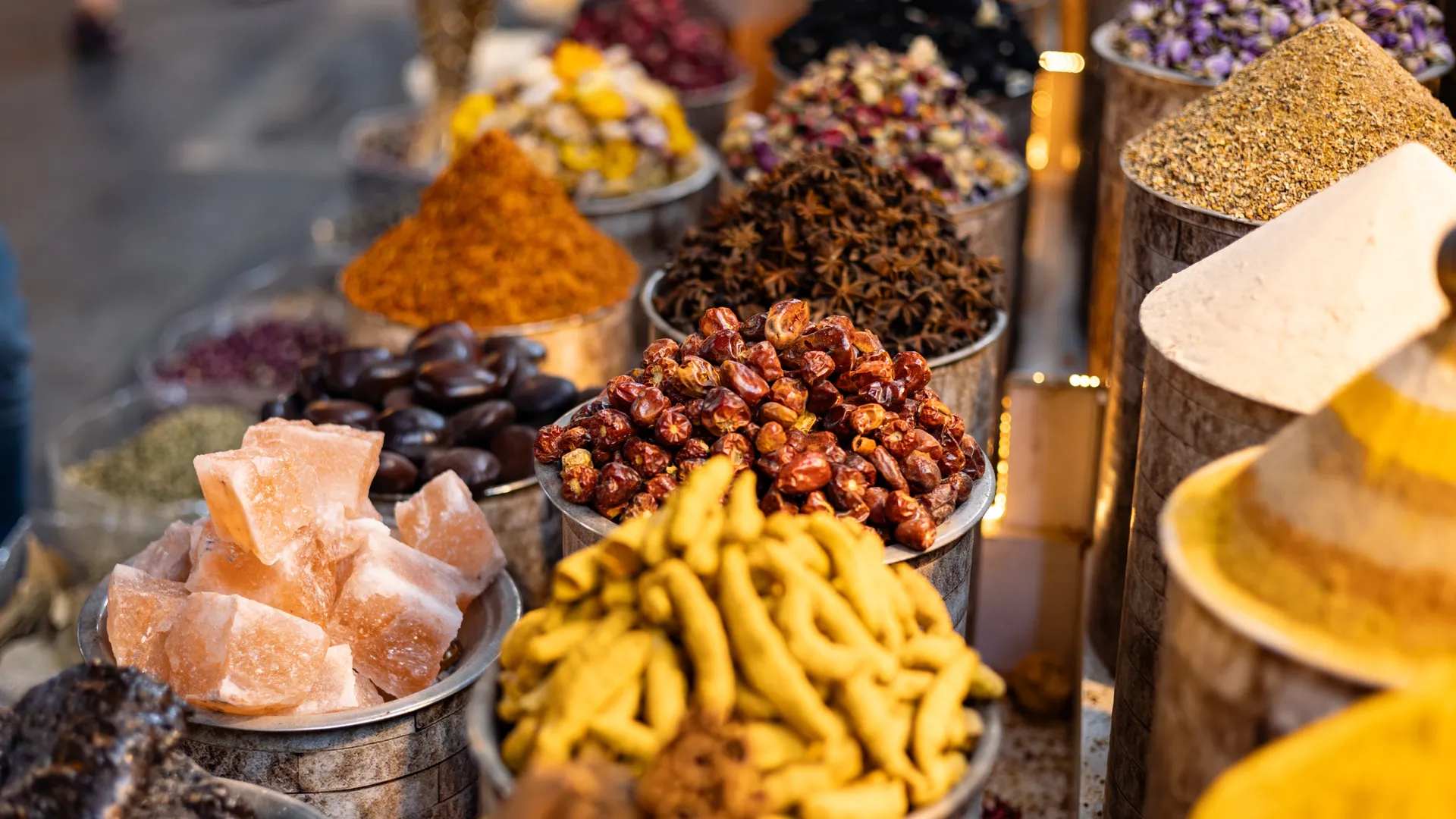 Nahaufnahme bunter orientalischer Gewürze und Kräuter im Spice Souk von Dubai