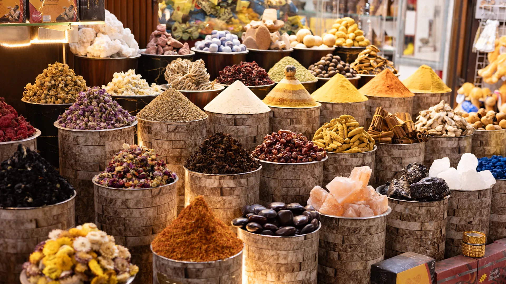 Farbenfroher Spice Souk in Dubai mit Säcken voller exotischer Gewürze