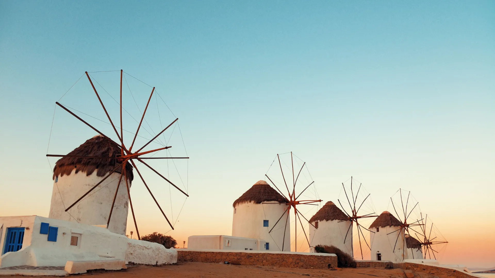 Die berühmten Windmühlen von Mykonos bei Sonnenuntergang