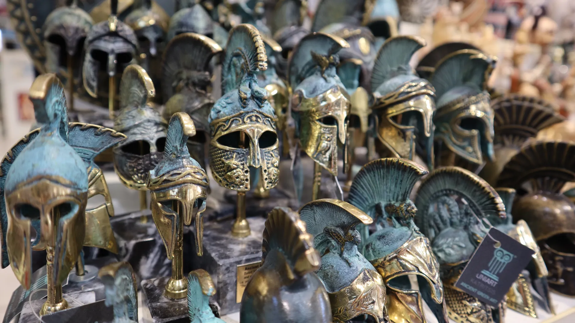 Spartaner Helme auf einem griechischen Souvenirmarkt