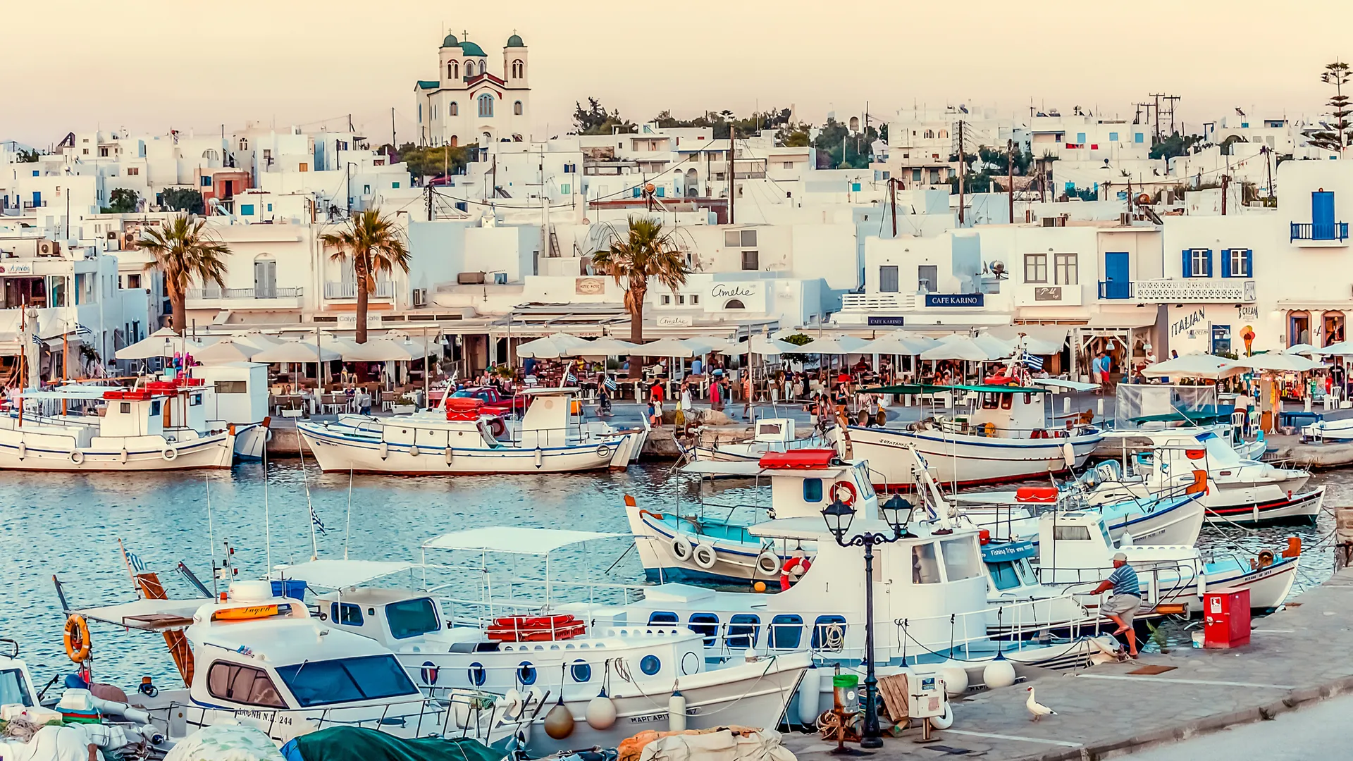 Inselhopping in den Kykladen - Hafen mit Bootssteg in Abendstimmung