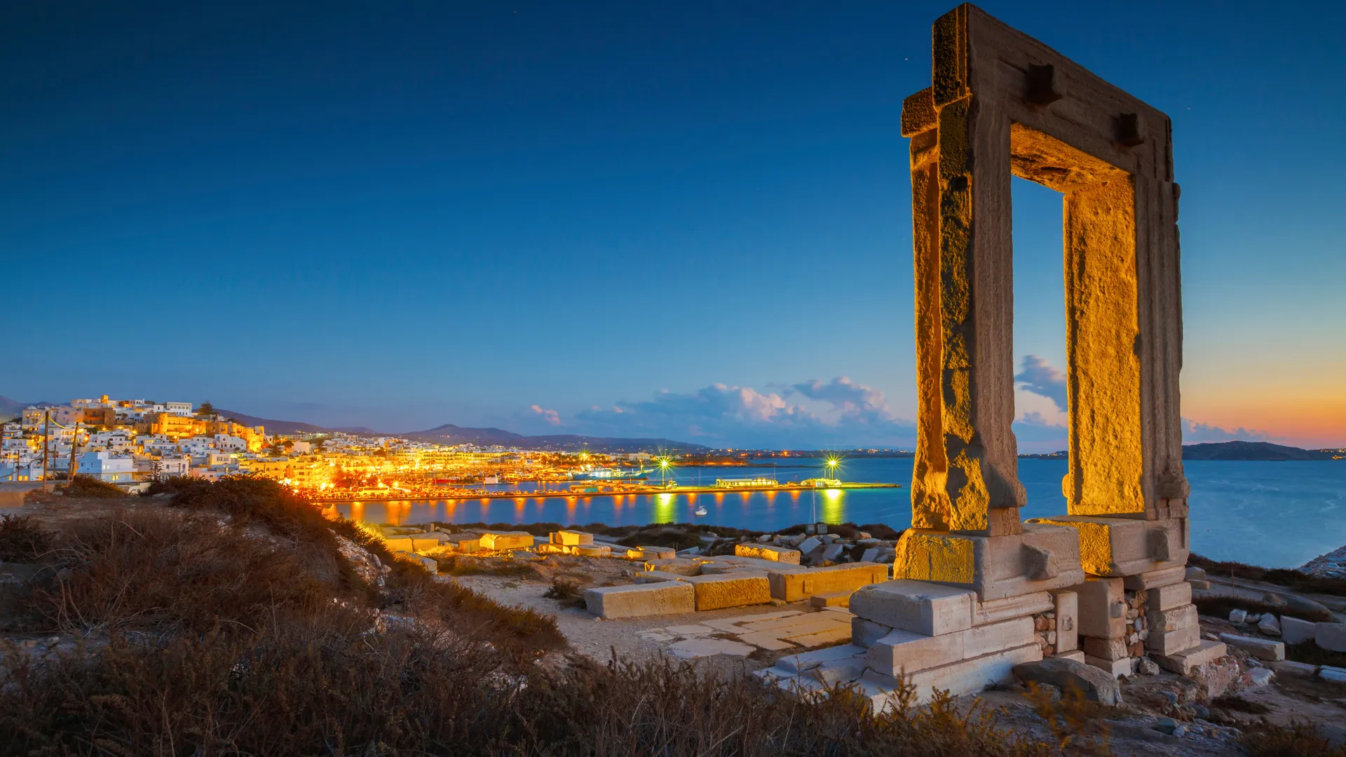 Das Portara-Tempeltor auf Naxos bei Sonnenuntergang