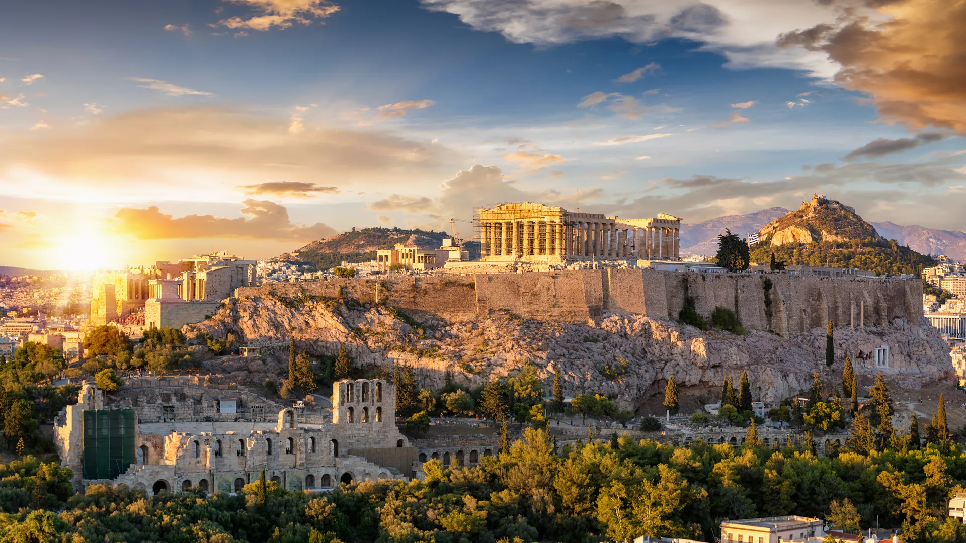 Panoramablick auf die Akropolis von Athen in goldenes Abendlicht getaucht