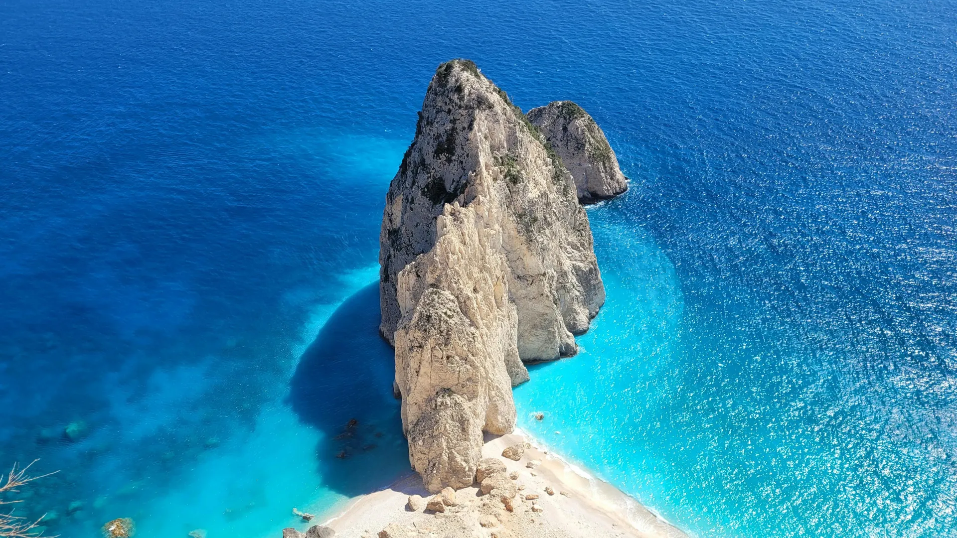 Traumstrand mit Felsen im azurblauen Meer