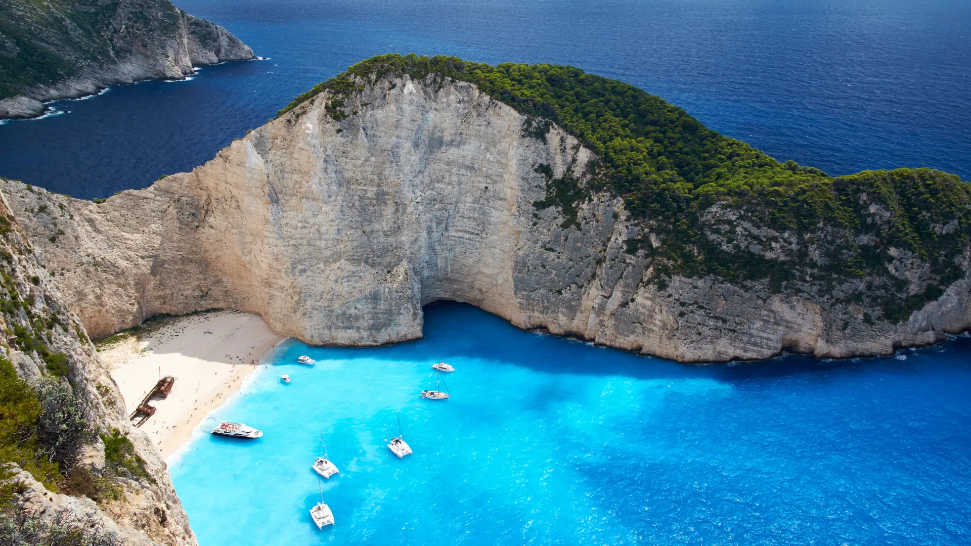 Die weltberühmte Navagio-Schiffswrack-Bucht auf Zakynthos mit steil aufragenden Klippen
