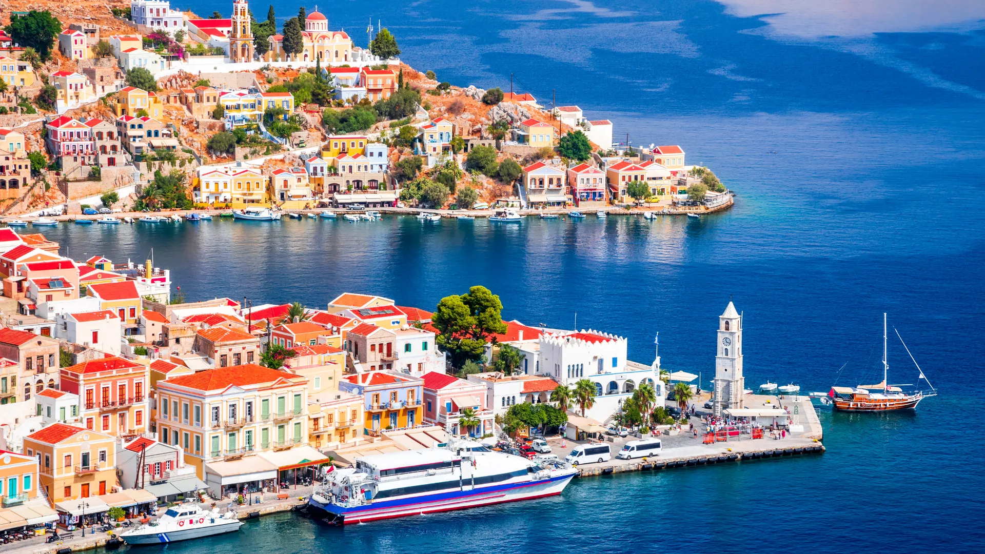 Der bunte Hafen von Symi mit farbenfrohen Häusern