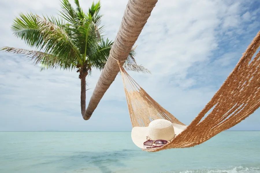 Hängematte über türkisem Meer unter Palmen – Urlaub zu zweit mit Star Reisen