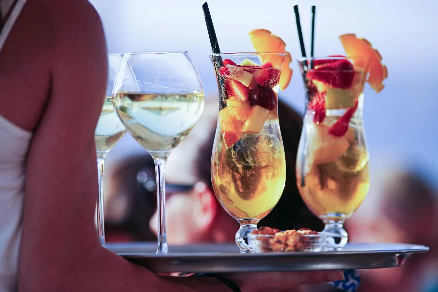 Cocktails auf einem Tablett an der Strandbar – All Inclusive Urlaub mit Star Reisen