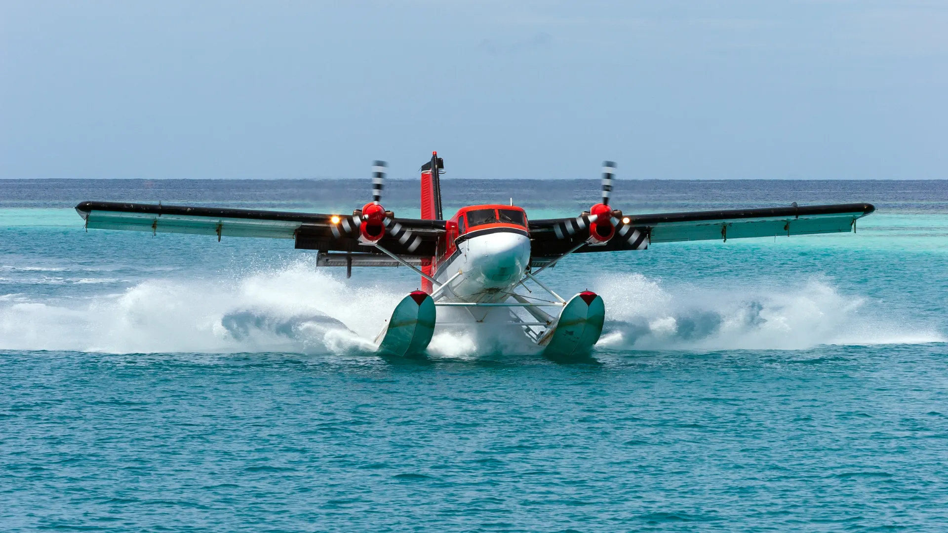 Wasserflugzeug im Anflug auf eine Malediven-Insel