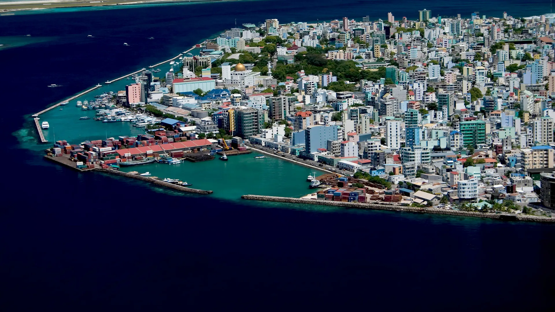 Malé Hauptstadt mit Hafen aus der Luft