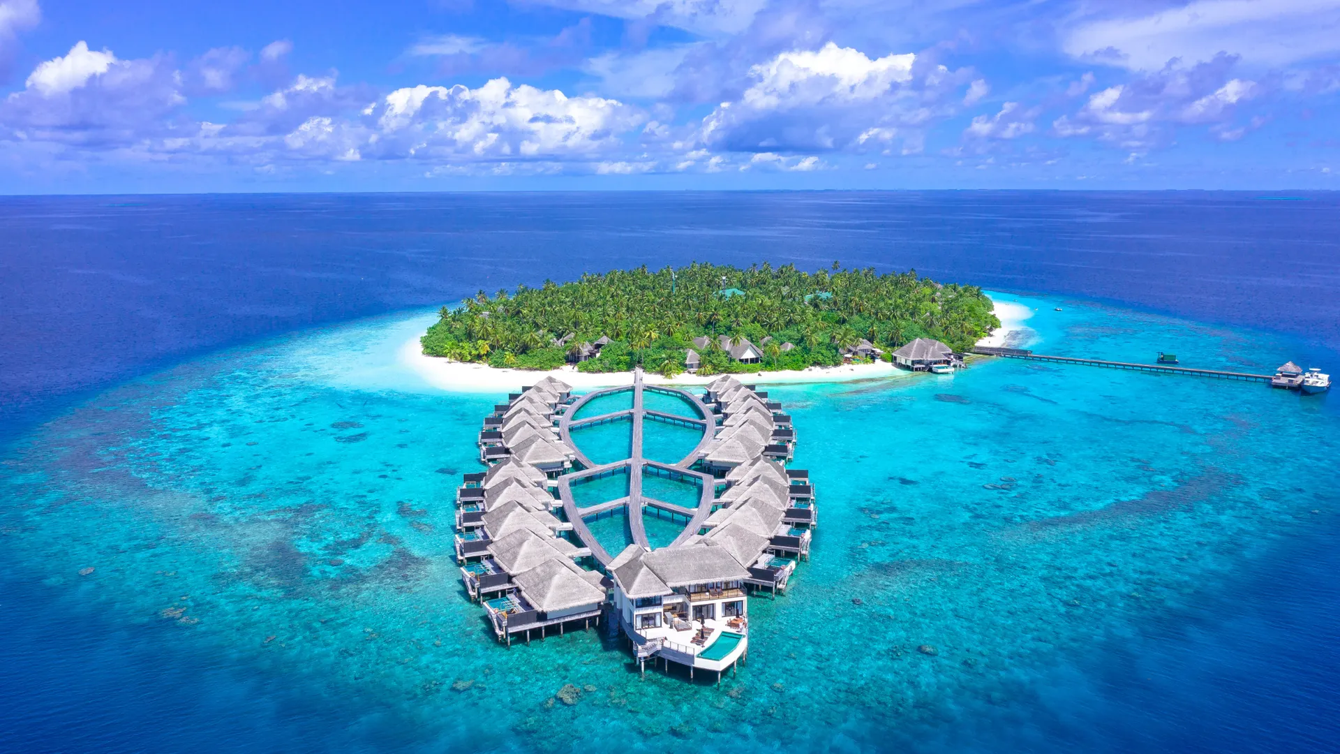 Luxus-Resort mit Wasserbungalows aus der Vogelperspektive