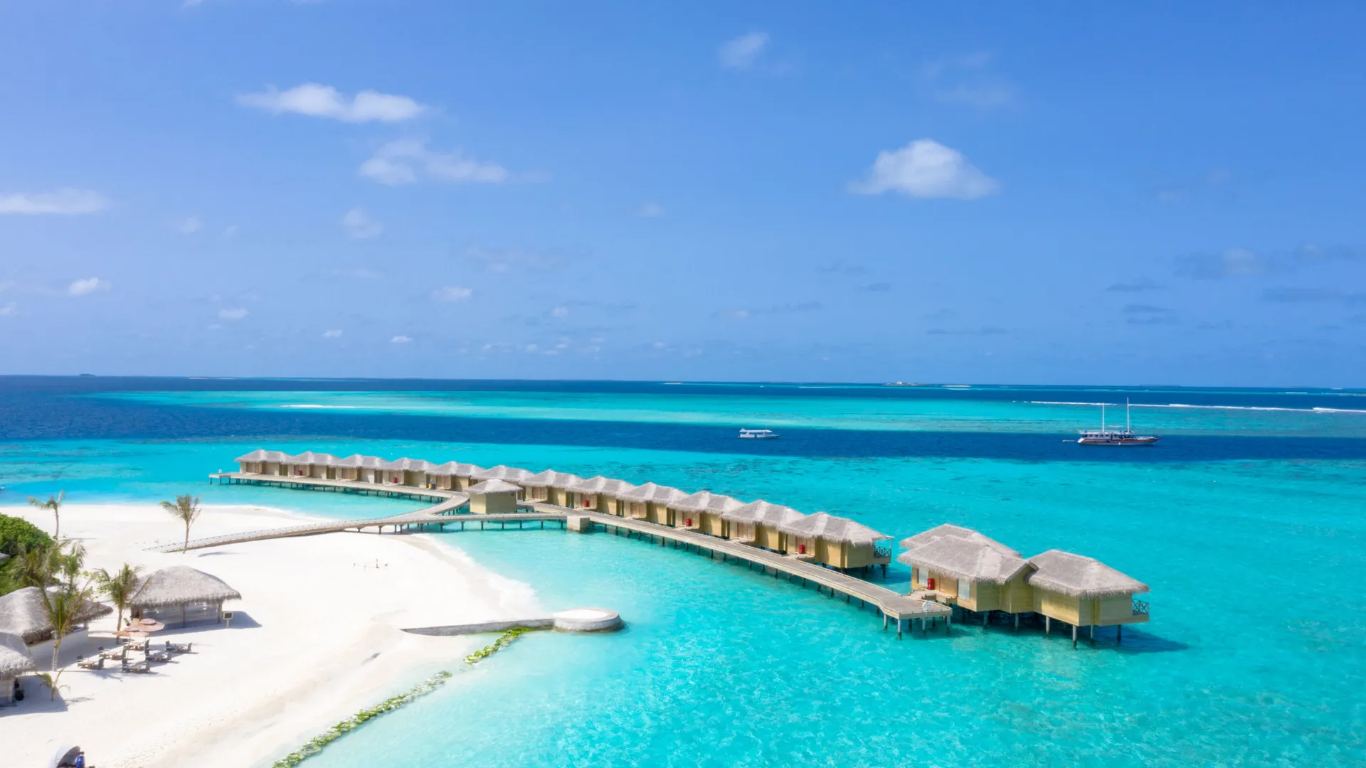 Traumstrand mit Resort und Wasserbungalows