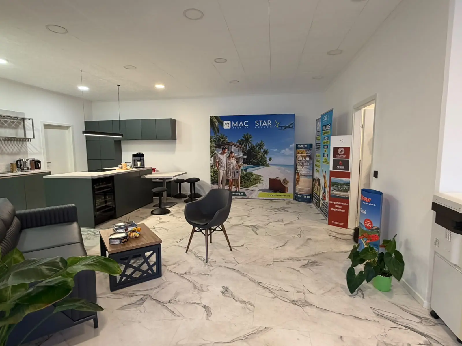 Wartebereich mit Sitzecke im Reisebüro Star Reisen Salzburg