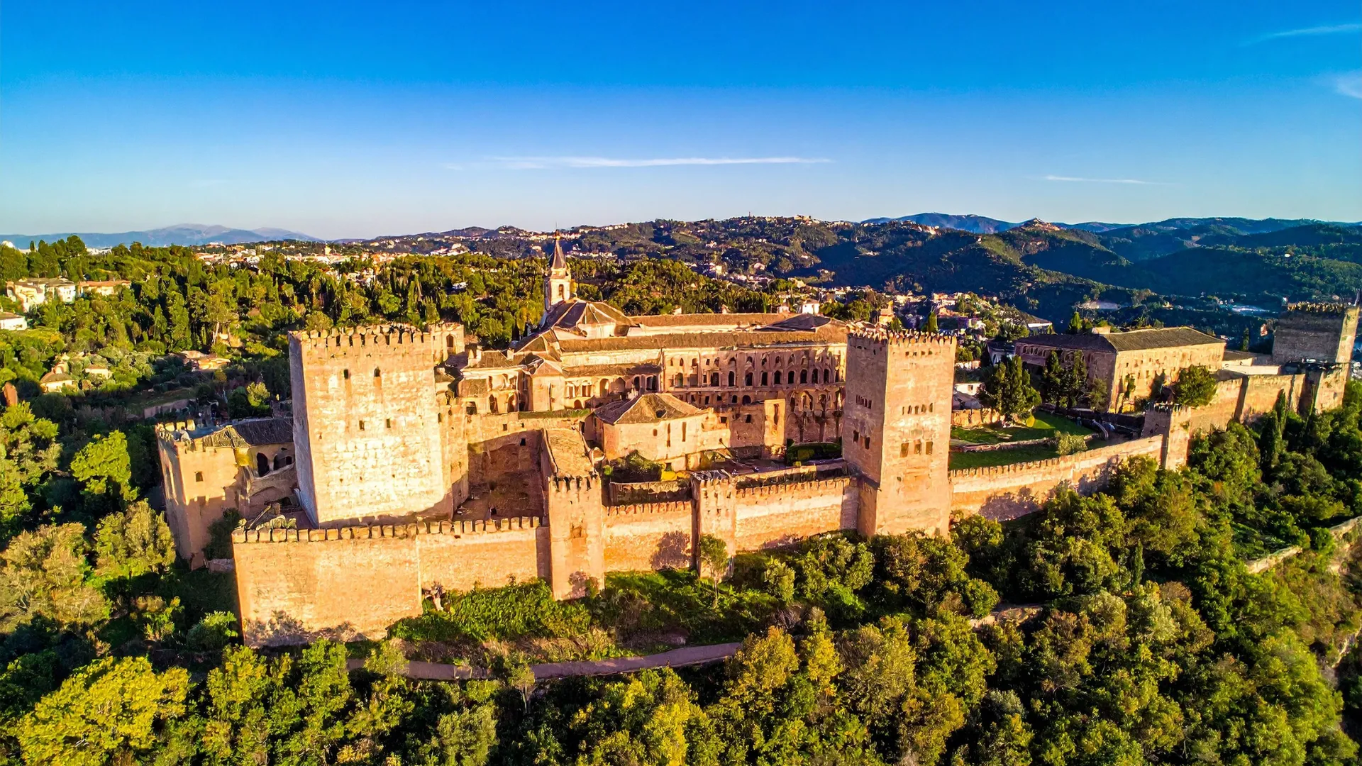 Luftaufnahme der Alhambra in Granada, Spanien, mit Palastanlagen und grünen Gärten