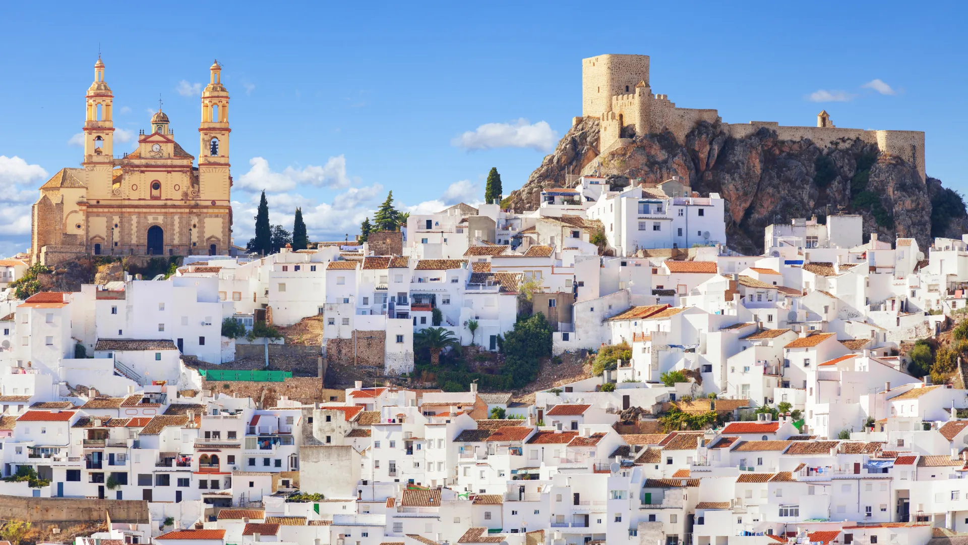Das weiße Bergdorf Olvera in Andalusien mit Kirche und Burgturm