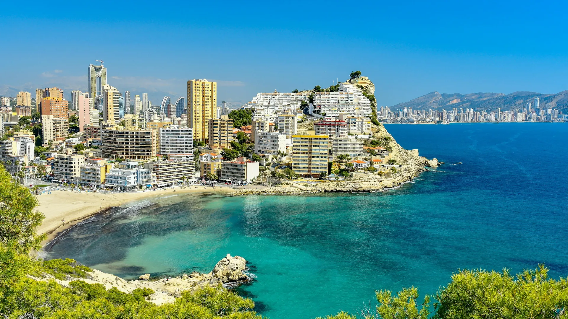 Panoramablick auf die Skyline von Benidorm und die Küste der Costa Blanca