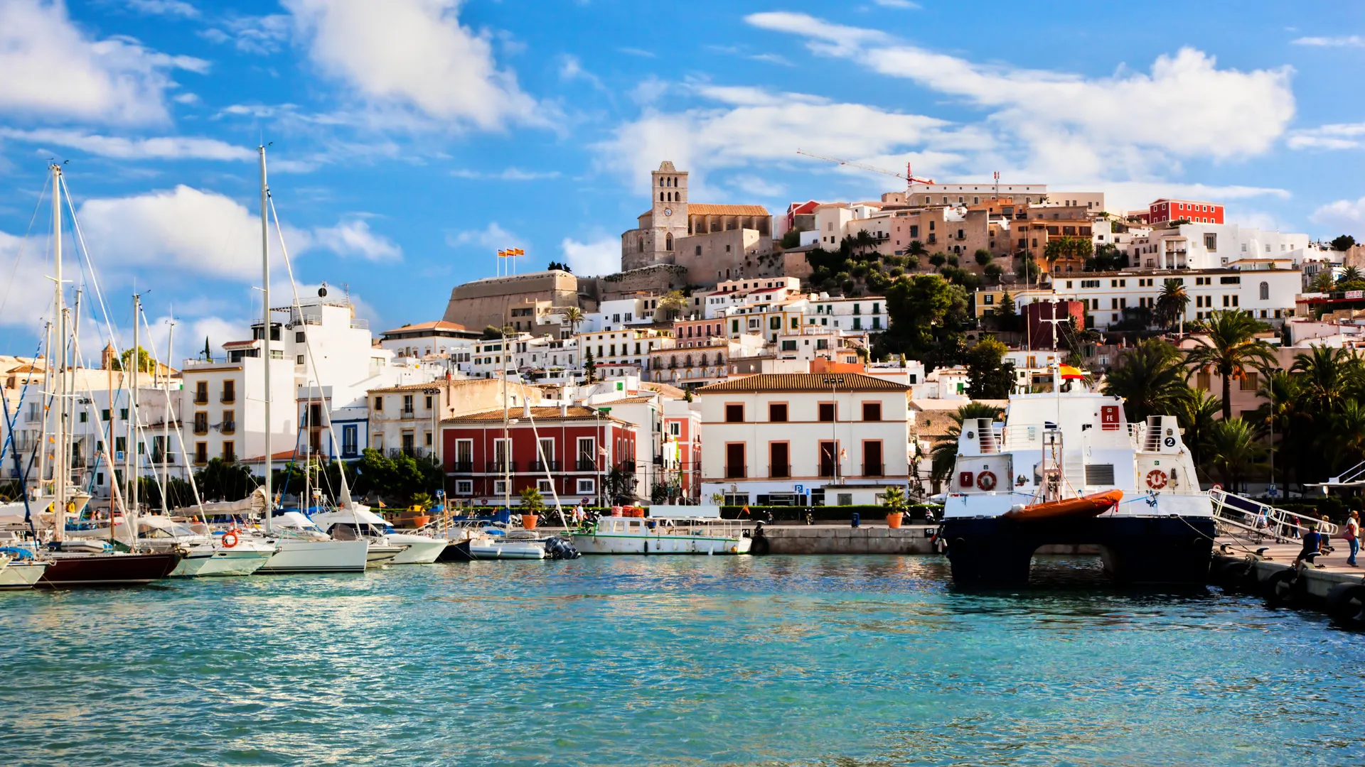 Historische Festungsstadt Dalt Vila über dem Hafen von Ibiza bei Abendsonne