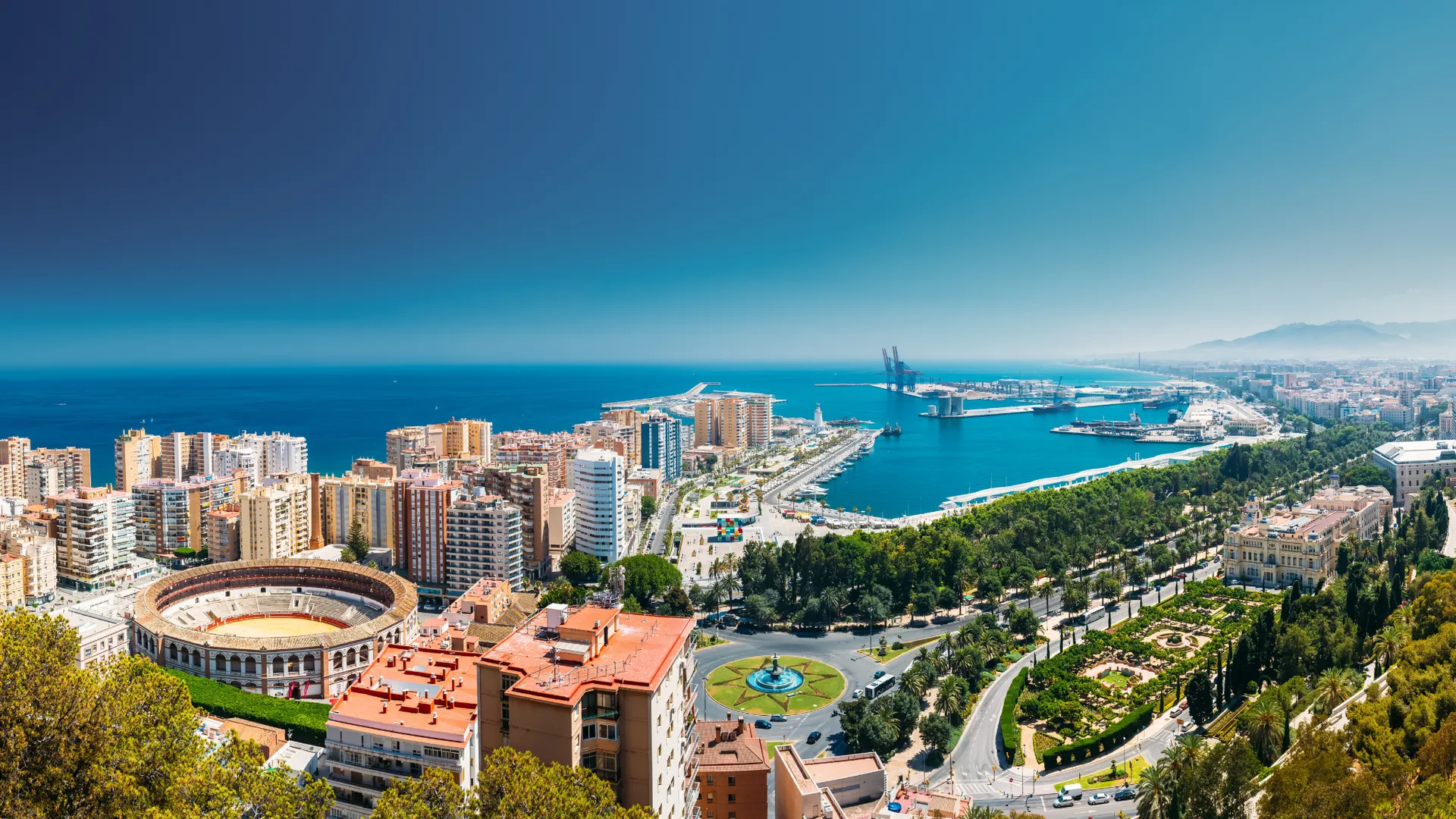 Panoramablick auf den Hafen von Málaga mit Promenade und Kathedrale im Hintergrund