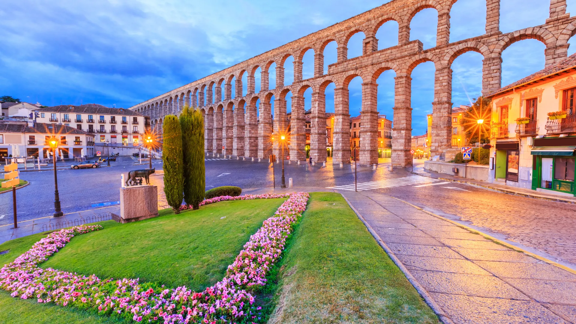 Das imposante römische Aquädukt von Segovia mit seinen monumentalen Steinbögen